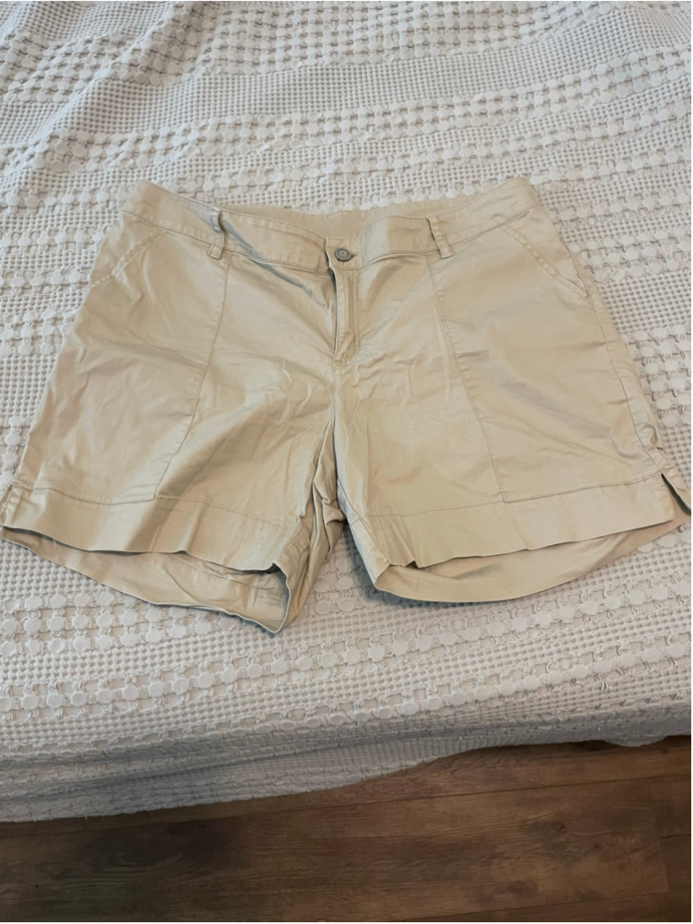 Women's Lane Bryant Beige Shorts Size 18
